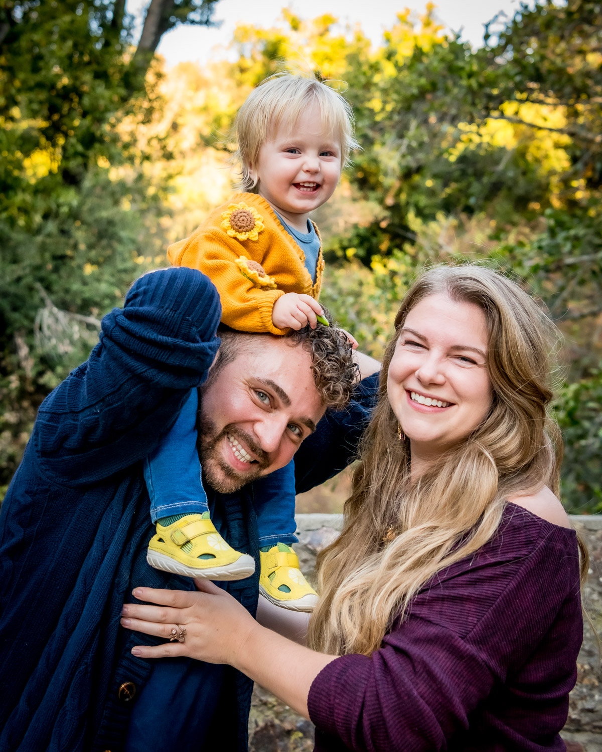 What to wear for lifestyle outdoor family photos with toddler in East Bay Area park